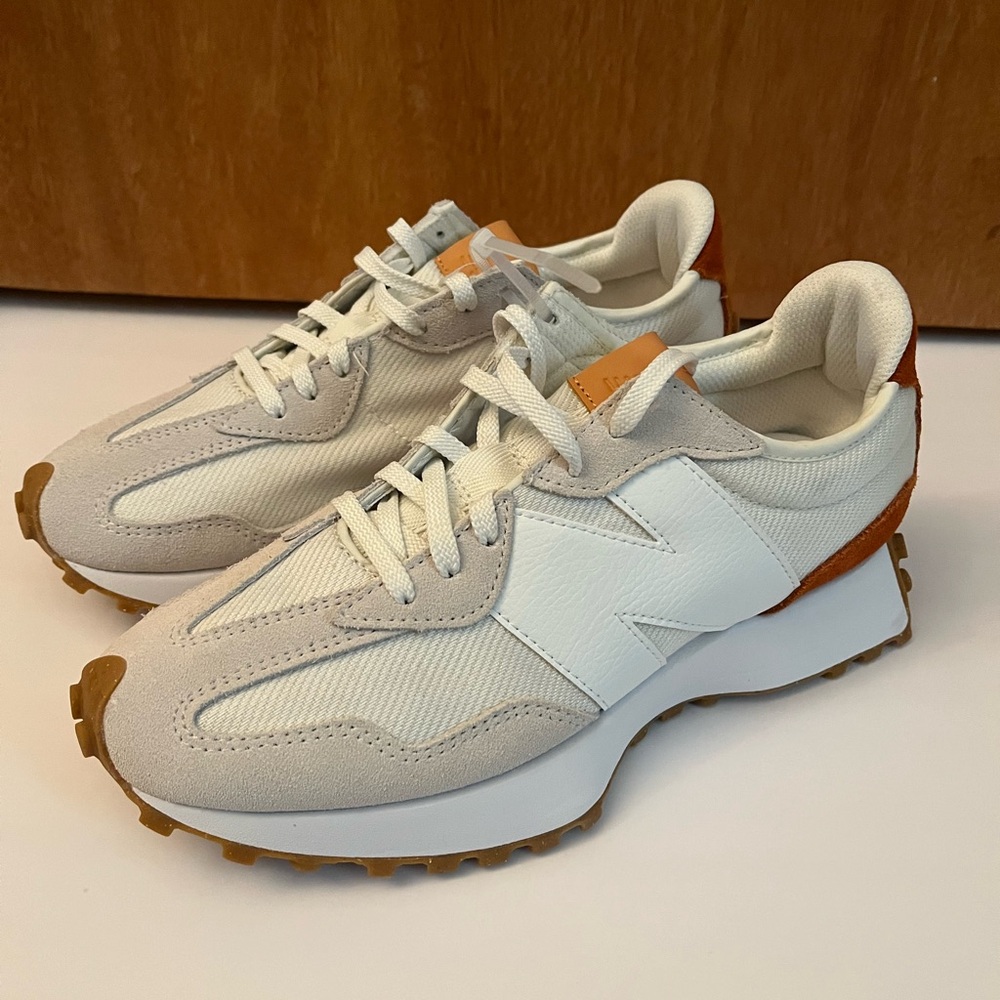 NWOT New Balance 327 Sneakers